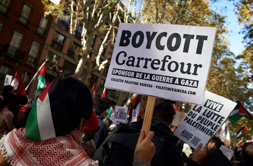 French Activists Expose Carrefour's Partnerships With Zionists - الإخبارية